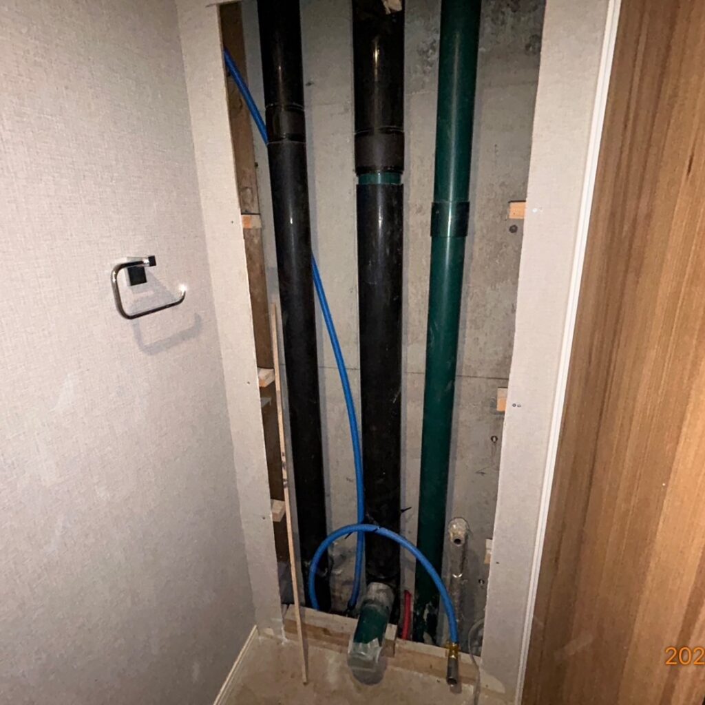 給水給湯管更新トイレ壁